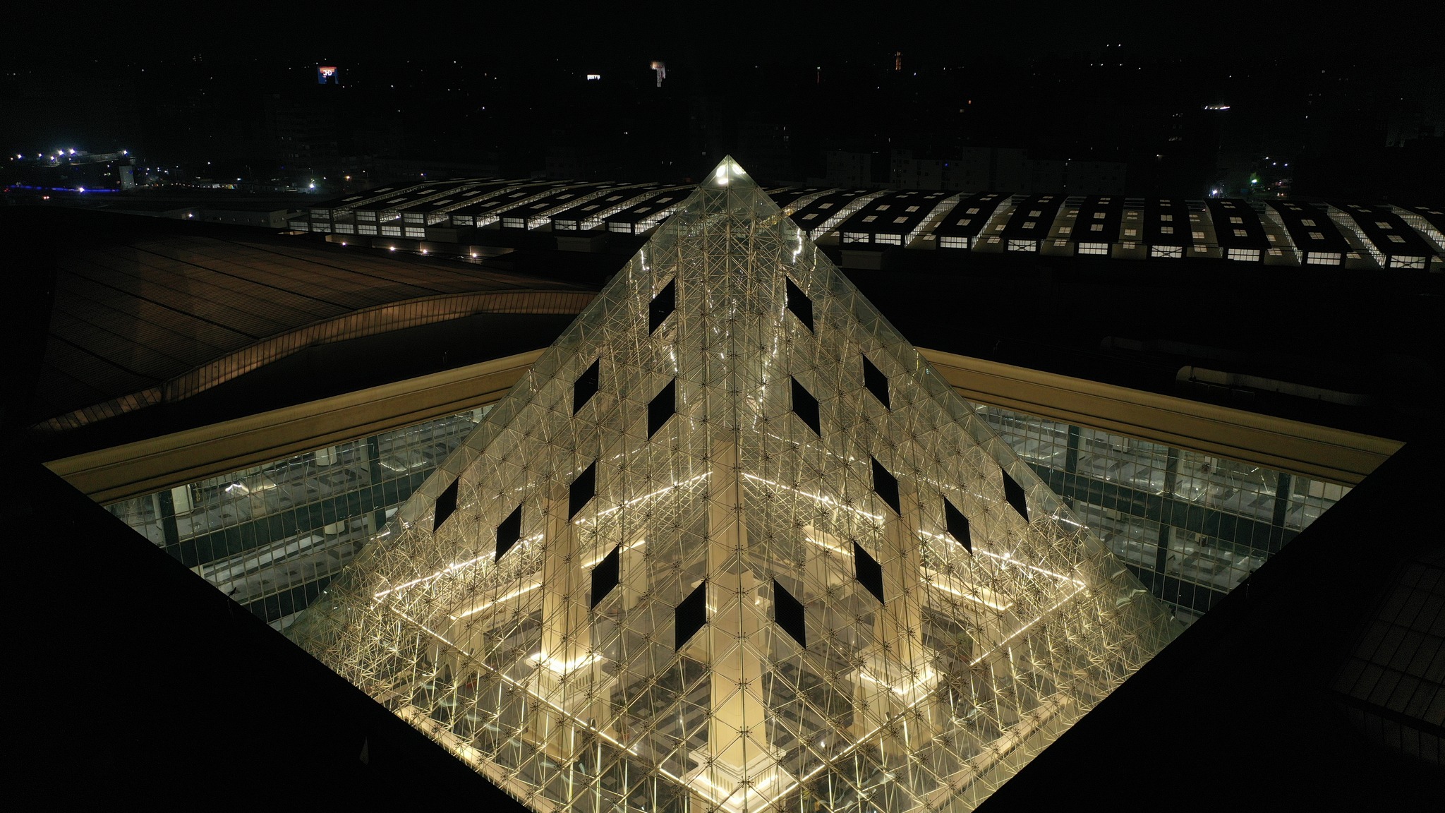 الهرم الزجاجى