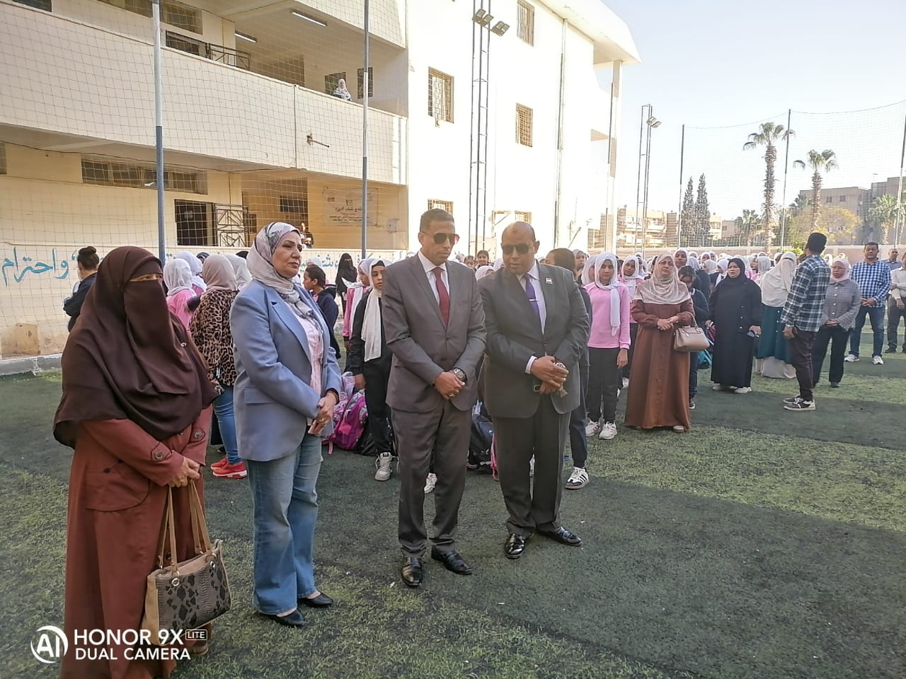 مدير تعليم الجيزة يشارك الطلاب في اللقاء الصباحي