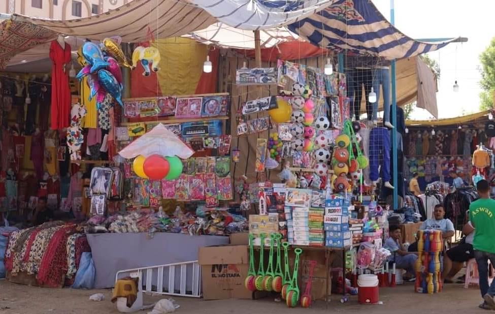 بدء عمليات تأثيث البيكات ومحلات البائعين حول دير مارجرجس بدء عمليات تأثيث البيكات ومحلات البائعين حول دير مارجرجس
