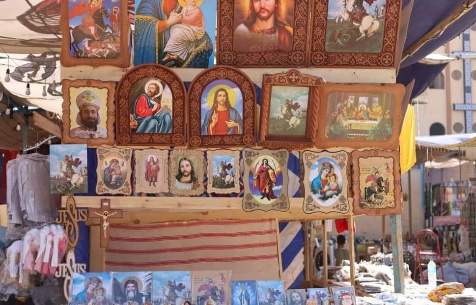 عربات التسوق المبهجة ومحلات البائعين حول دير القديس جاورجيوس عربات التسوق المبهجة ومحلات البائعين حول دير القديس جاورجيوس
