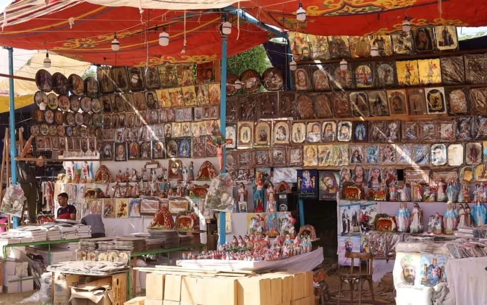 الحقائب والفرش ومحلات البائعين المحيطة بدير القديس جاورجيوس الحقائب والفرش ومحلات البائعين المحيطة بدير القديس جاورجيوس