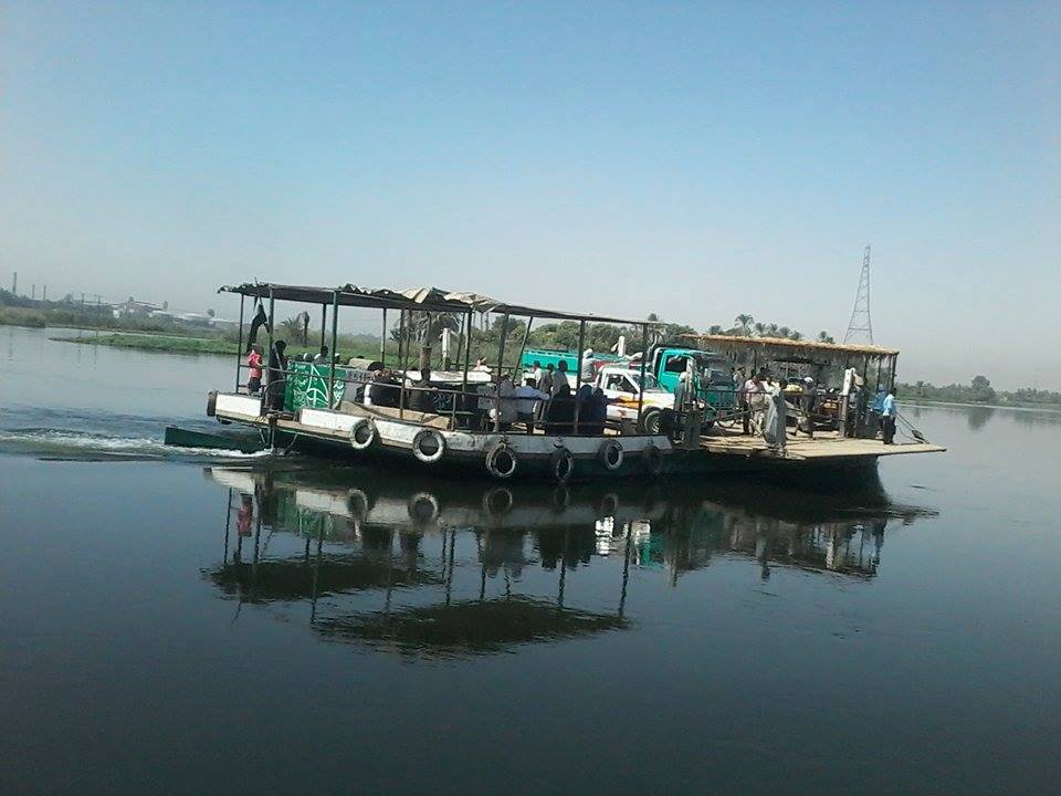 مكان المحور قبل إنشائه وعبور الأهالي بالمعديات مكان المحور قبل إنشائه وعبور الأهالي بالمعديات