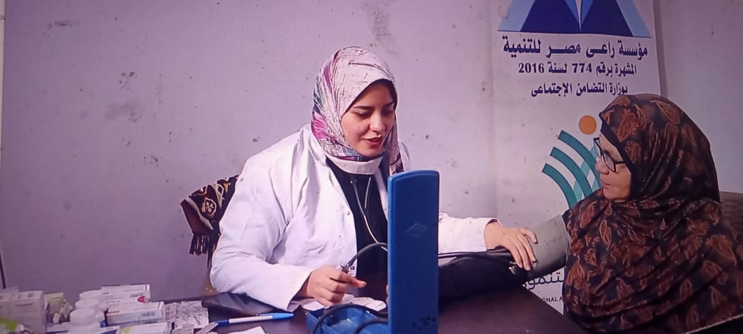 اجراء الكشف الطبي على سيدة
