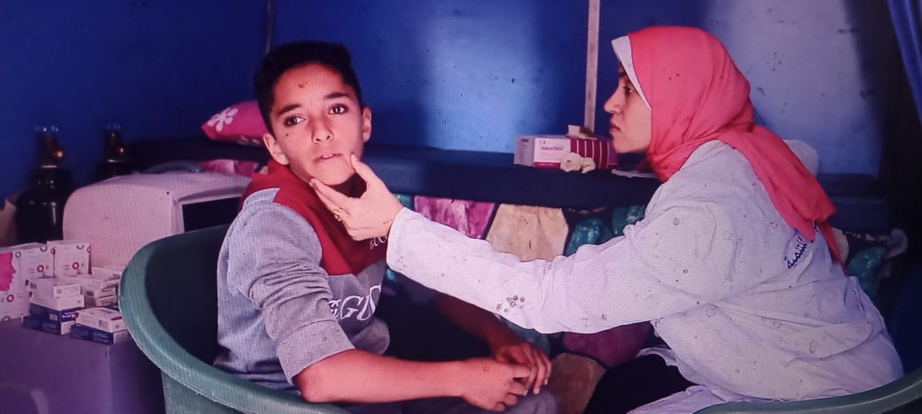 اجراء الكشف الطبي على طفل