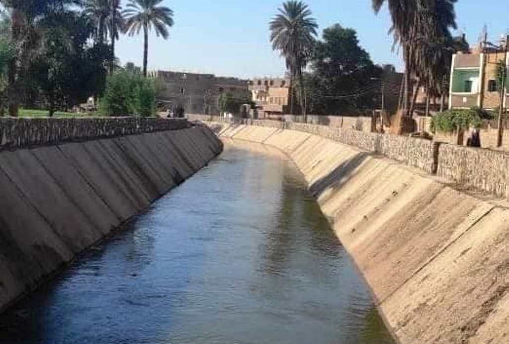 ترعة ممتلئة بالماء تم تبطينها ترعة ممتلئة بالماء تم تبطينها