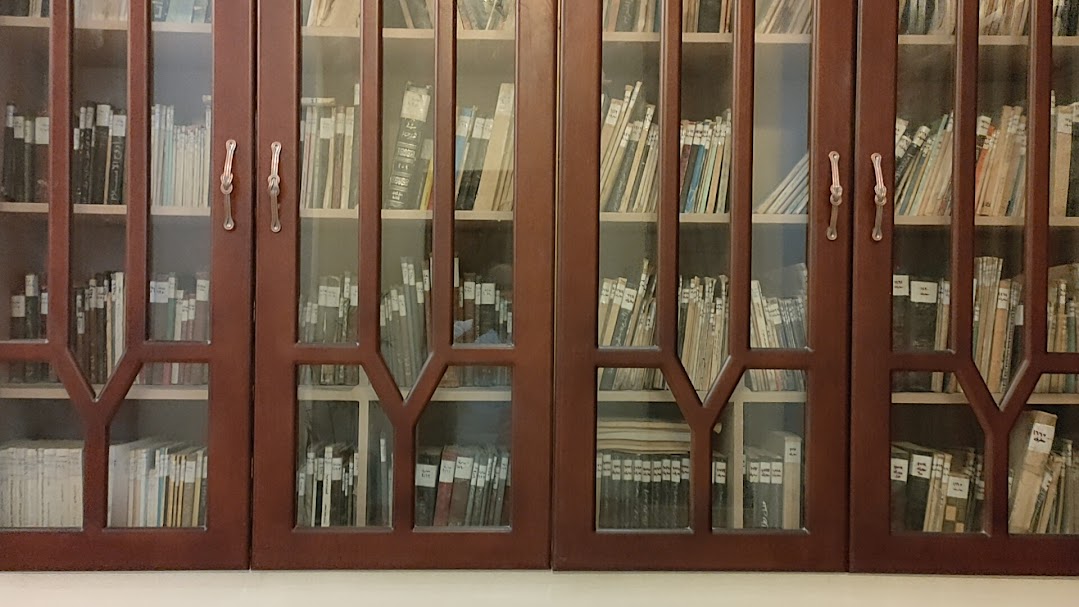 Rare books in the library (1)