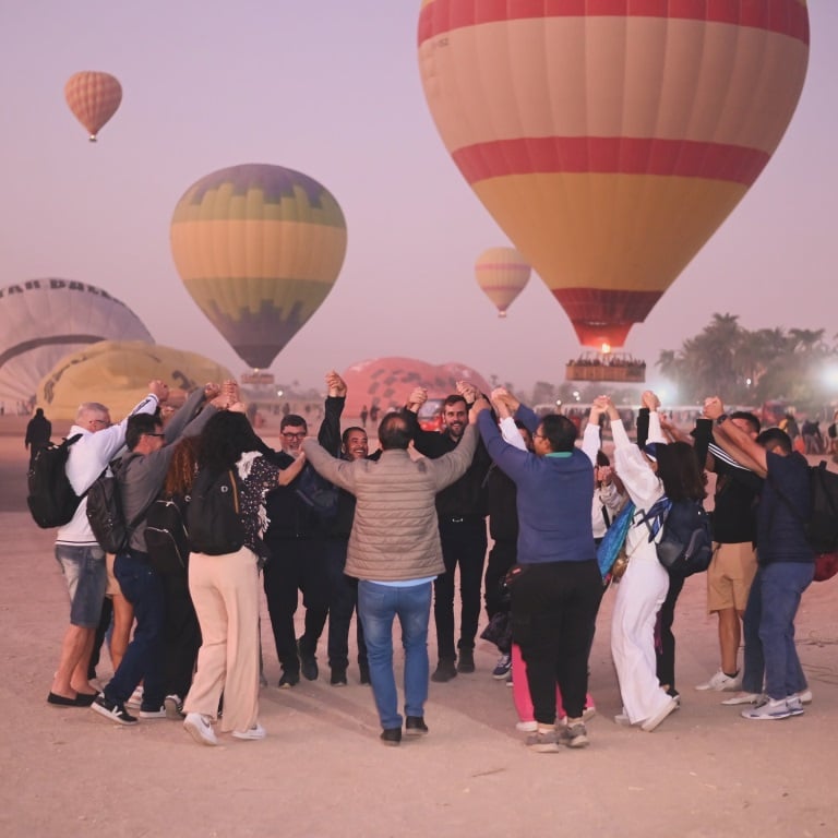 جانب من استمتاع السياح فى رحلات البالون الطائر