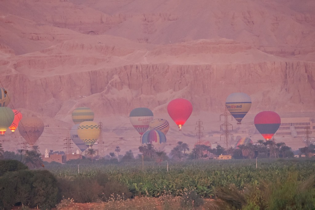 رحلات البالون الطائر لحظة انطلاقها فى السماء صباح اليوم