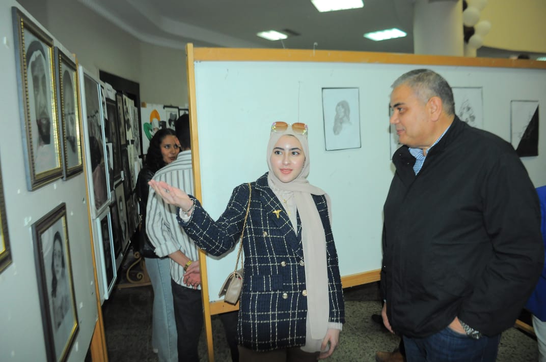 رئيس الجامعة يستمع لشرح أحد الطلاب