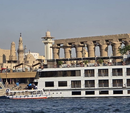 المراكب النيلية من أمام معبد الأقصر