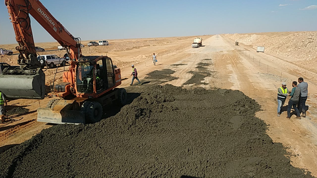 رصف طريق سيوة مروح بالخرسانة رصف طريق سيوة مروح بالخرسانة