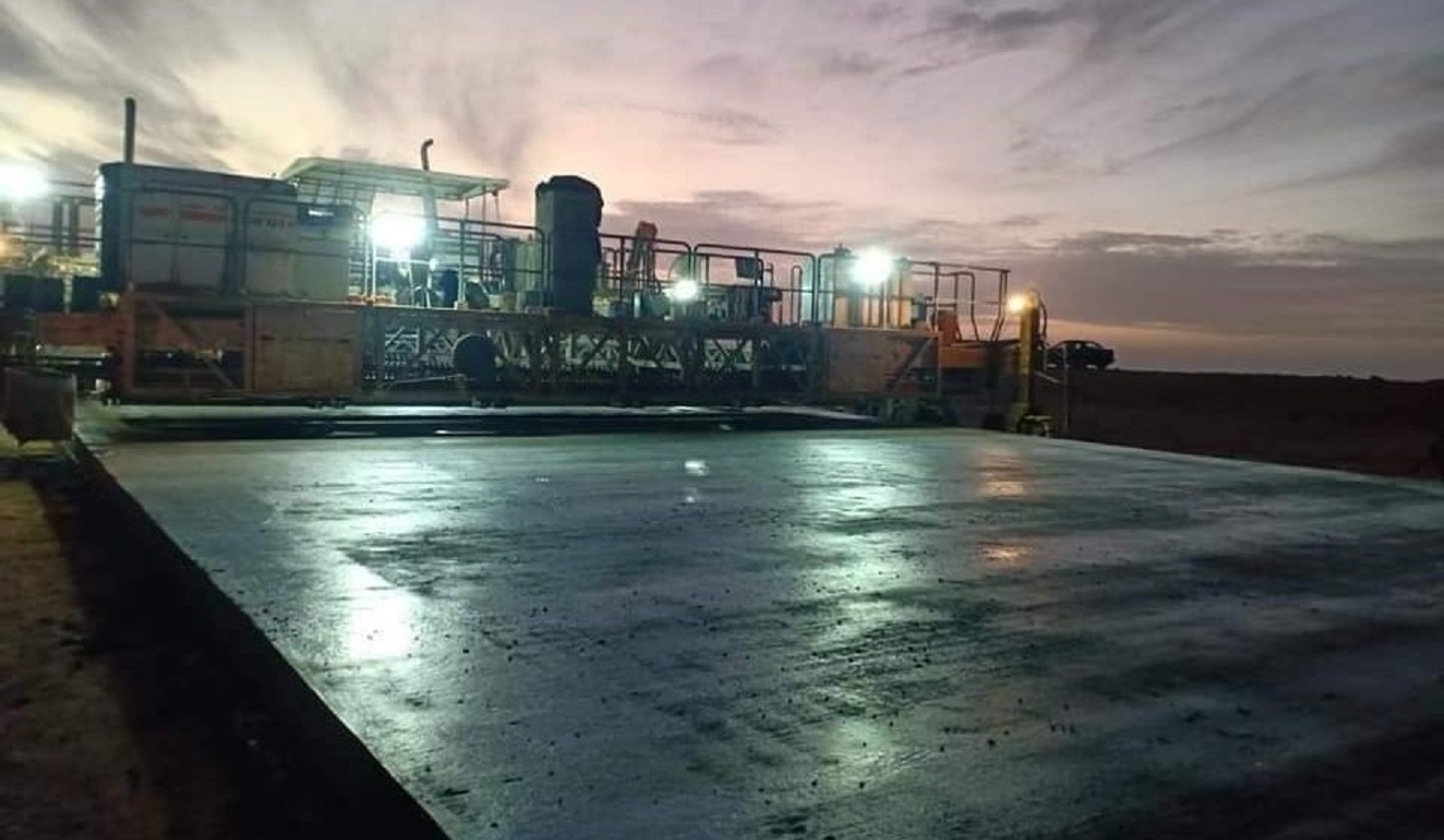 رصف طريق سيوة بالخرسانة ليلا طبقا للمواصفات رصف طريق سيوة بالخرسانة ليلا طبقا للمواصفات