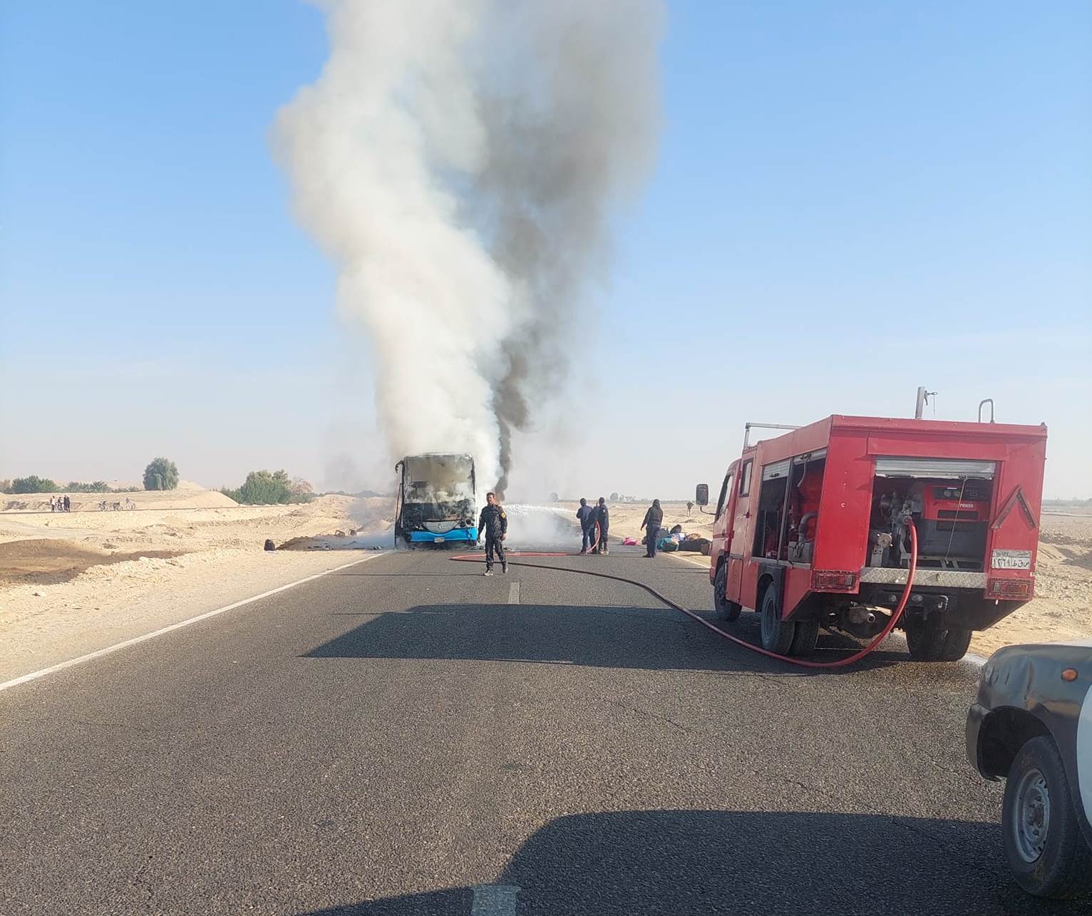 رفع أتوبيس ركاب من الطريق الصحراوى عقب الإنتهاء من تبريده