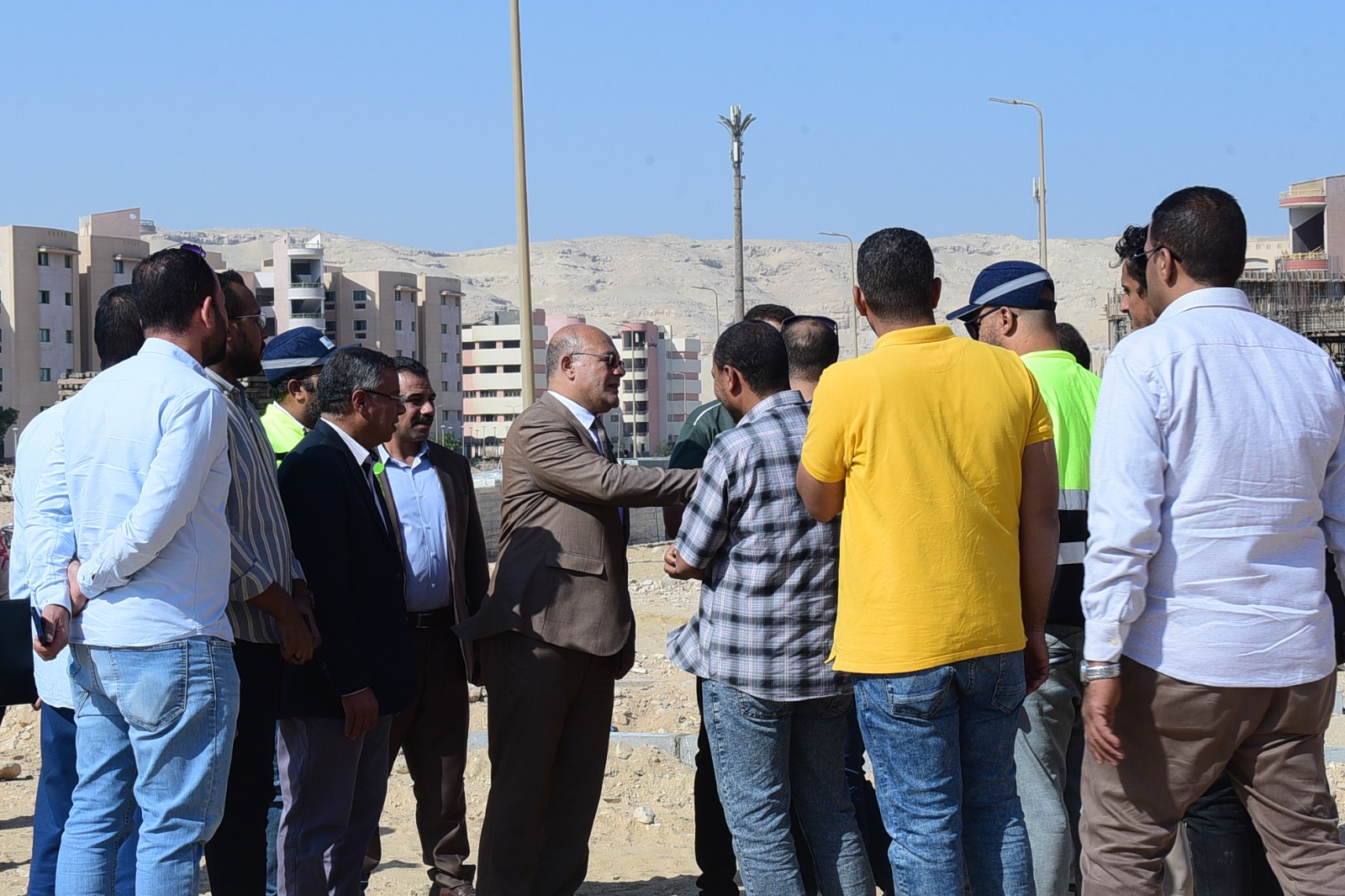 رئيس الجامعة بموقع العمل 