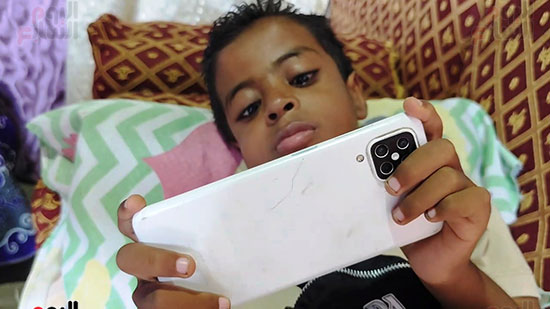 الطفل-يشاهد-النادى-الأهلى