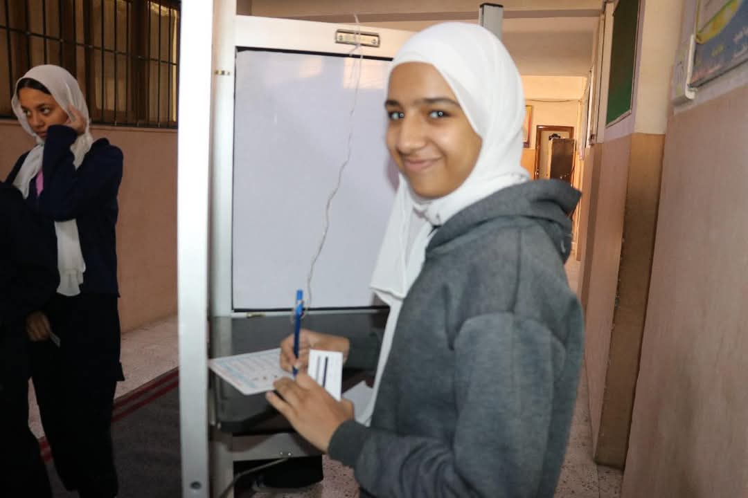 إحدى الطالبات تدلي بصوتها