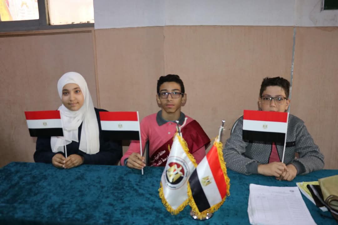 الطلاب يحملون الأعلام