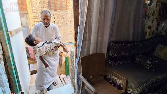 ‪الأب-يحمل-ابنه-للمنزل