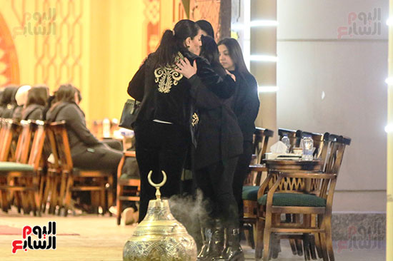 وفاء عامر تقدم العزاء للفنانة بدرية طلبة