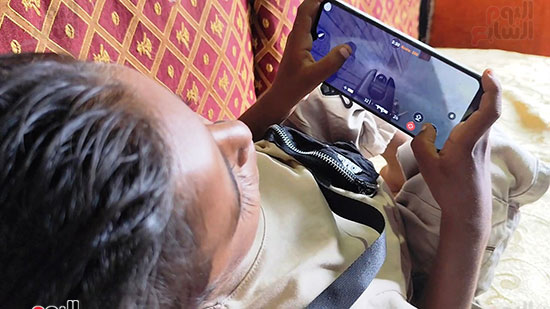 أثناء-ممارسة-الطفل-ألعاب-البلاى-ستيشن