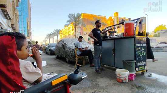 الطفل-يشرب-الشاى-فى-الشارع