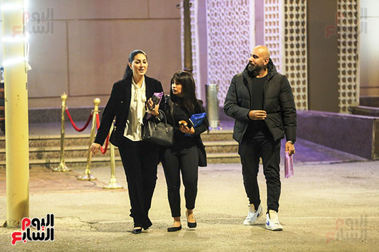 وصول الفنانة وفاء عامر الى العزاء