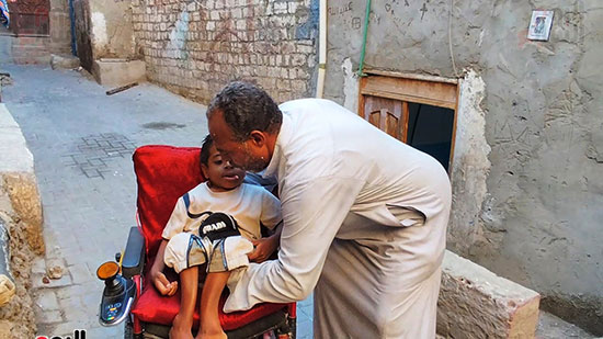 والد-الطفل-يحمله-للمنزل