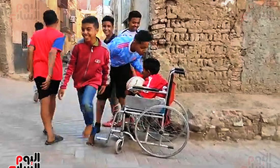 الطفل-مع-أصدقائه-بالشارع