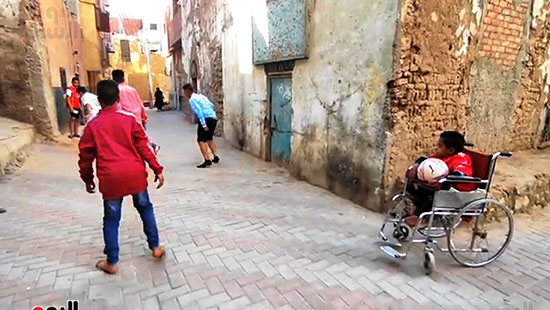 عبدالله-يشاهد-أصدقائه-يلعبون