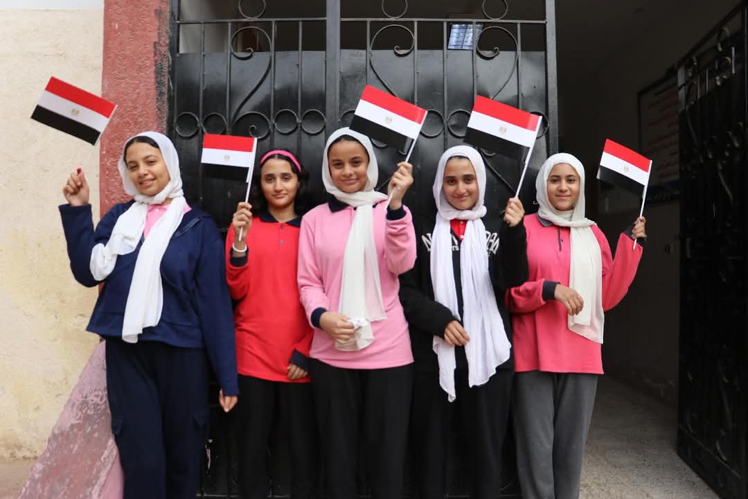 الطالبات يرفعن العلم المصري