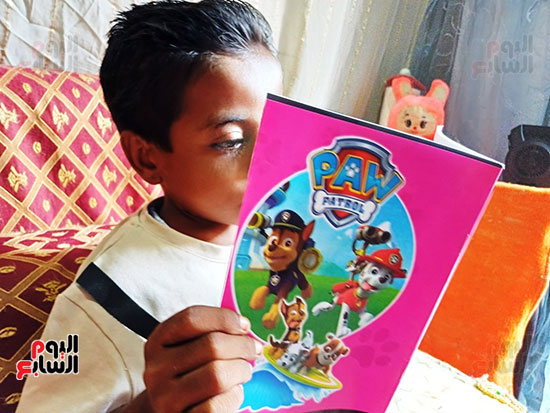 الطفل-يراجع-دروسه