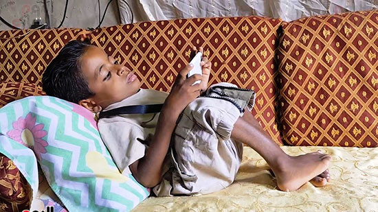 عبدالله-يجلس-فى-المنزل-وحيدا