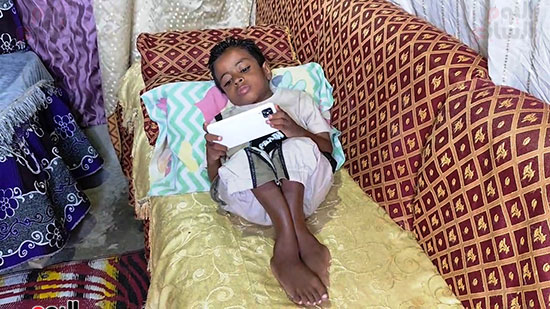 الطفل-يلعب-وحده-بالهاتف