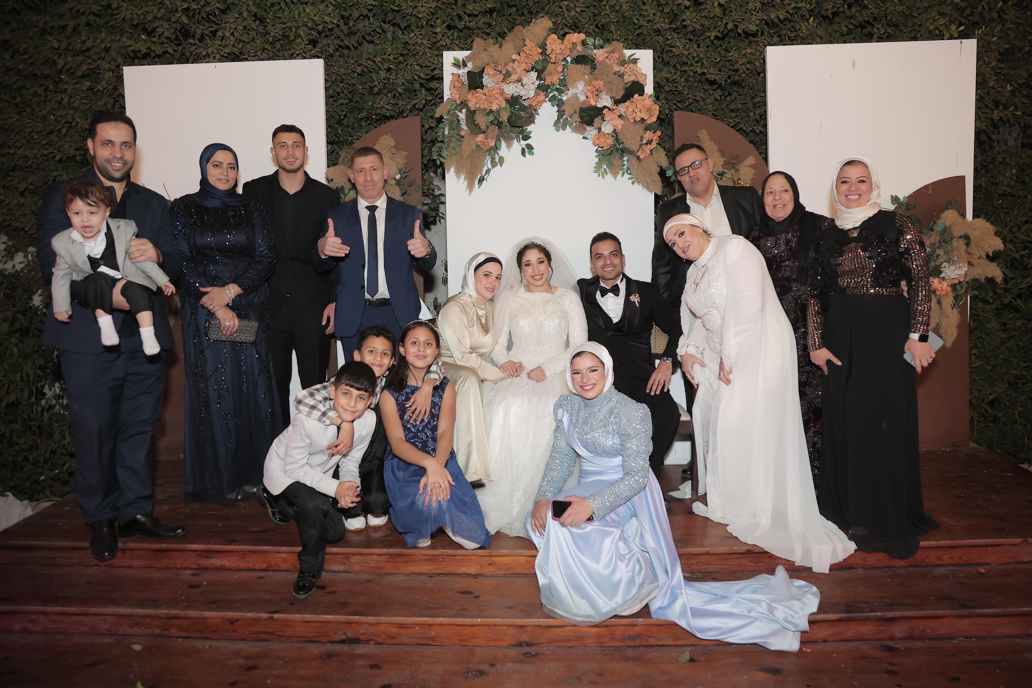 جدا العروس وأخوالها وخالاتها وأولاد أخوالها وفرحة كبيرة جدا العروس وأخوالها وخالاتها وأولاد أخوالها وفرحة كبيرة