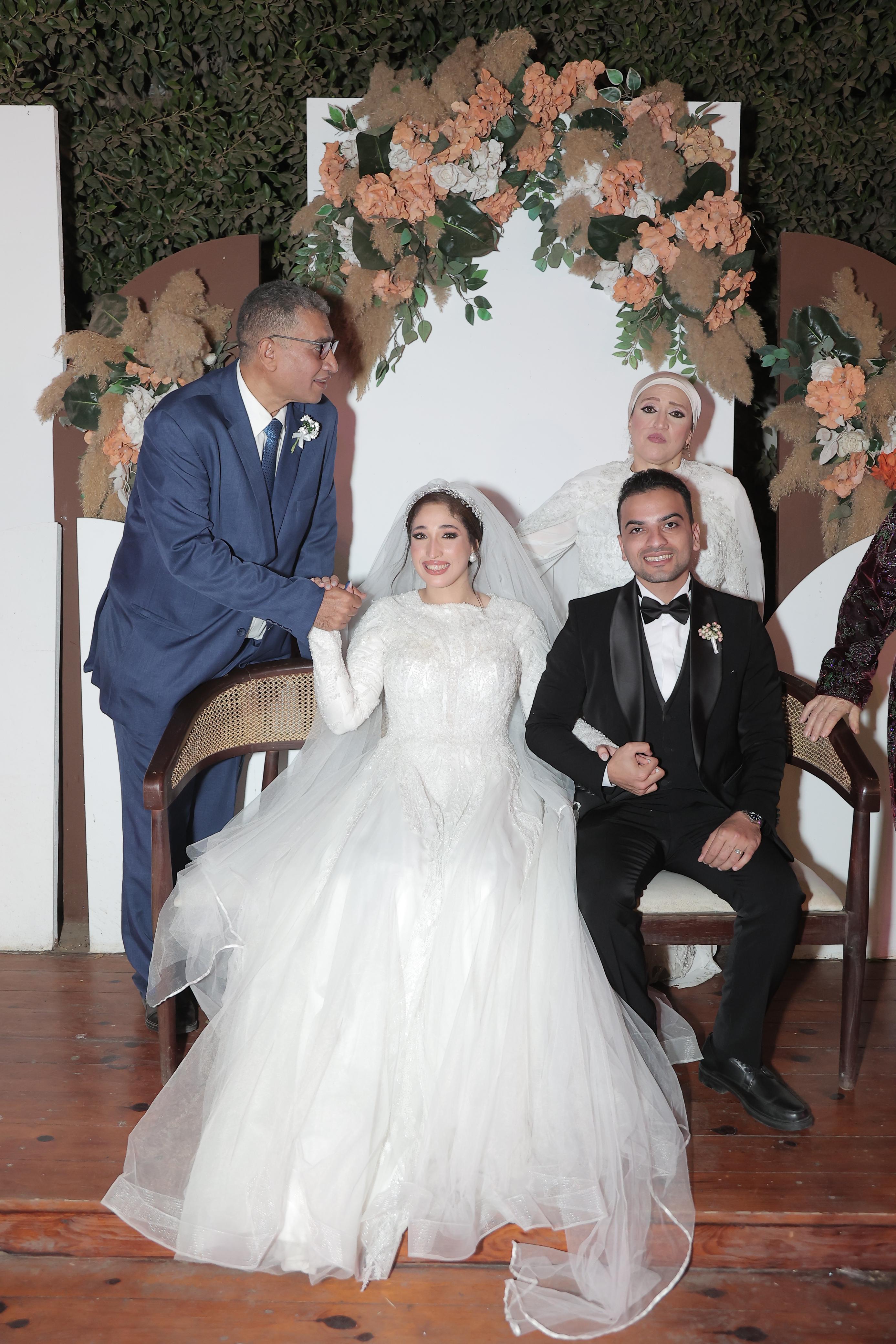والدا العروس مع العروسين والدا العروس مع العروسين