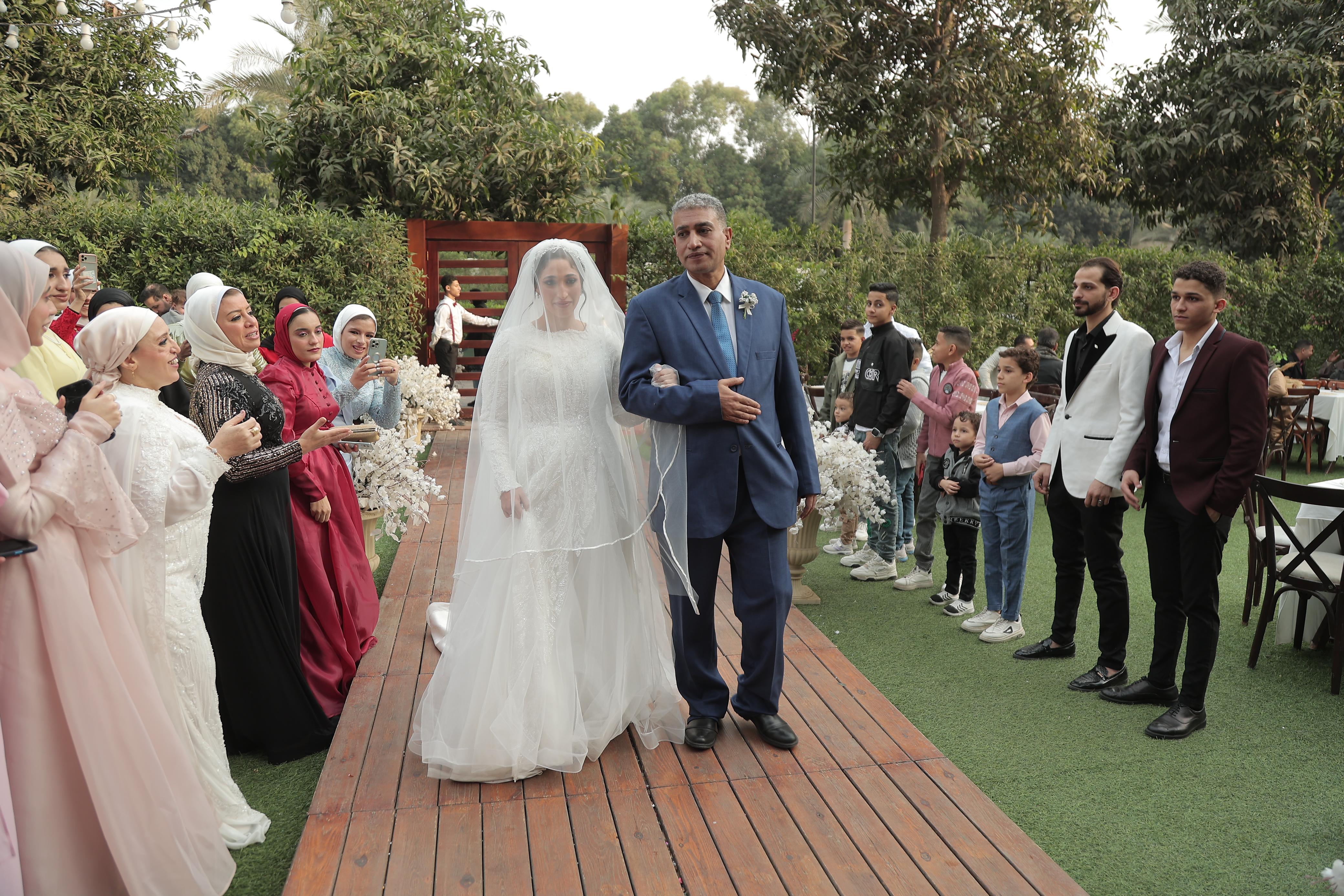 والد العروس قبل أن يسلمها لزوجها والد العروس قبل أن يسلمها لزوجها
