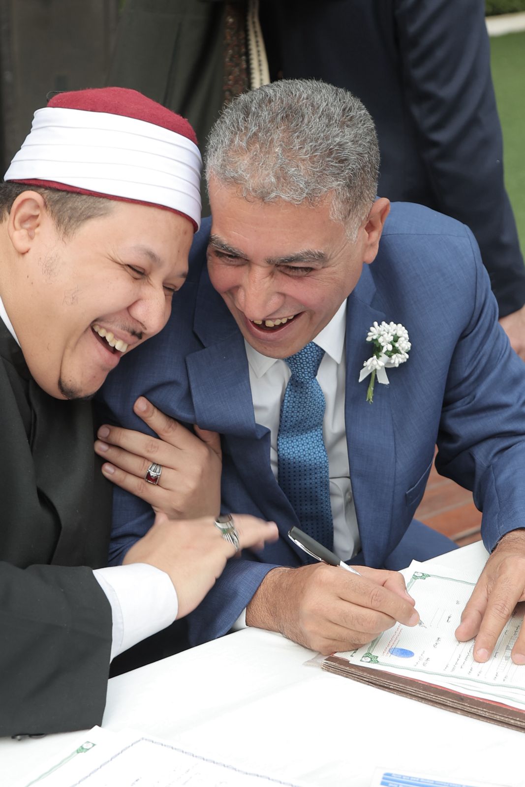 حديث ضاحك بين والد العروس والمأذون حديث ضاحك بين والد العروس والمأذون