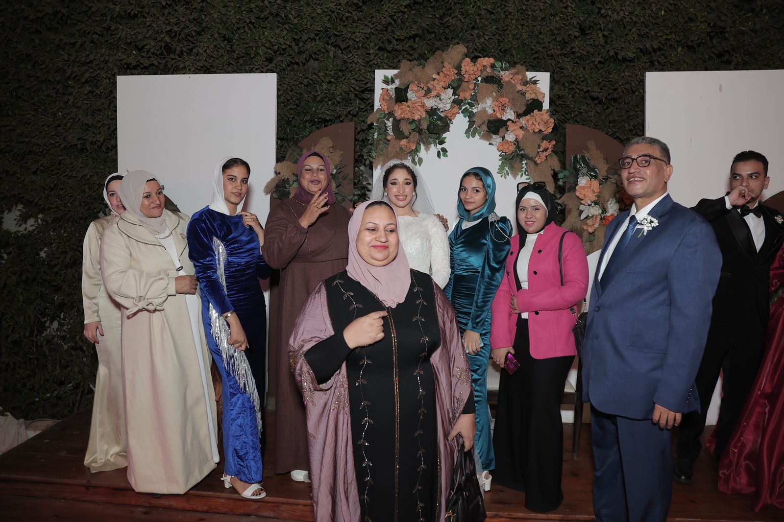 عمات العروس وبنات عمومتها وفرحة غامرة عمات العروس وبنات عمومتها وفرحة غامرة
