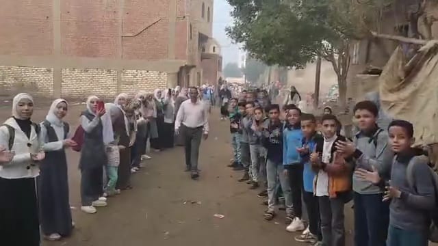 ممر شرفى من طلاب المدرسة