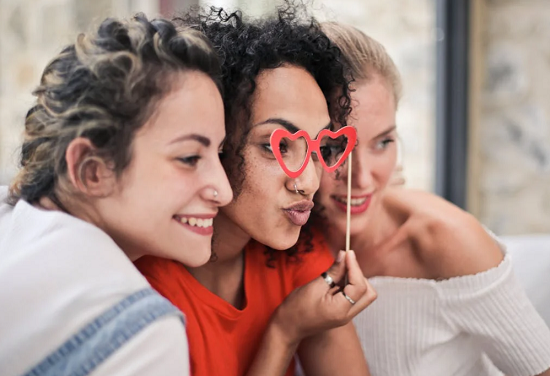 تجمع الصديقات