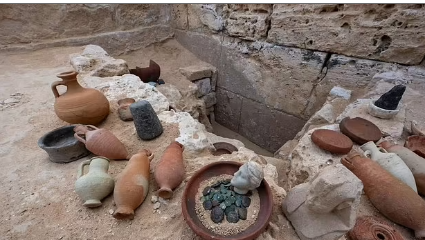 القطع الاثرية المكتشفة