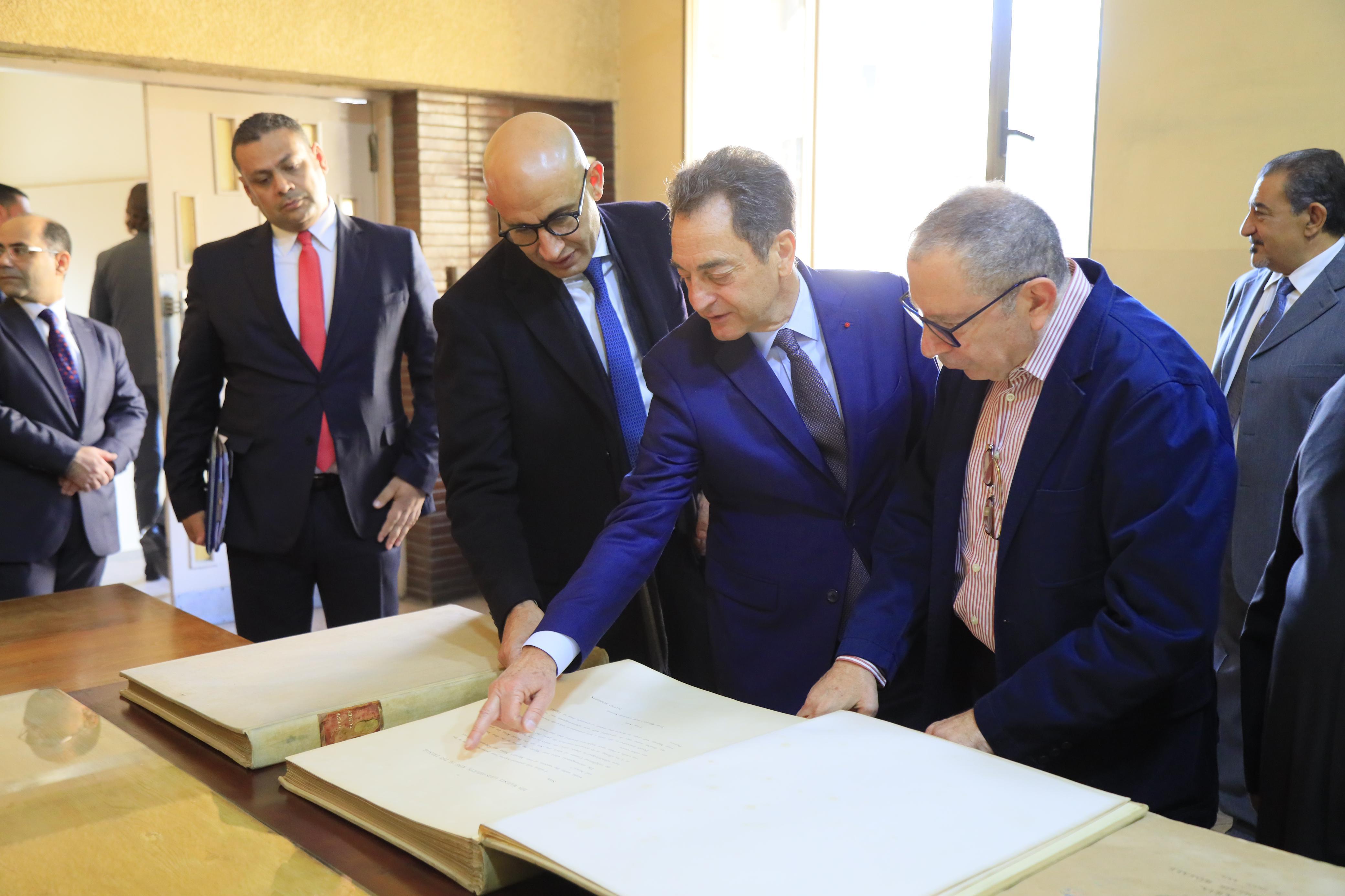 وزير التربية والتعليم والسفير الفرنسي يتفقدان مدرسة العائلة المقدسة بالقاهرة وزير التربية والتعليم والسفير الفرنسي يتفقدان مدرسة العائلة المقدسة بالقاهرة