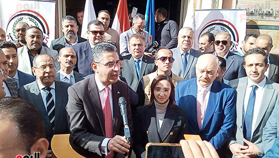 الإفتتاح الإفتتاح