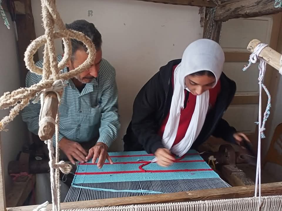 تدريب الفتيات على صناعة الكليم تدريب الفتيات على صناعة الكليم