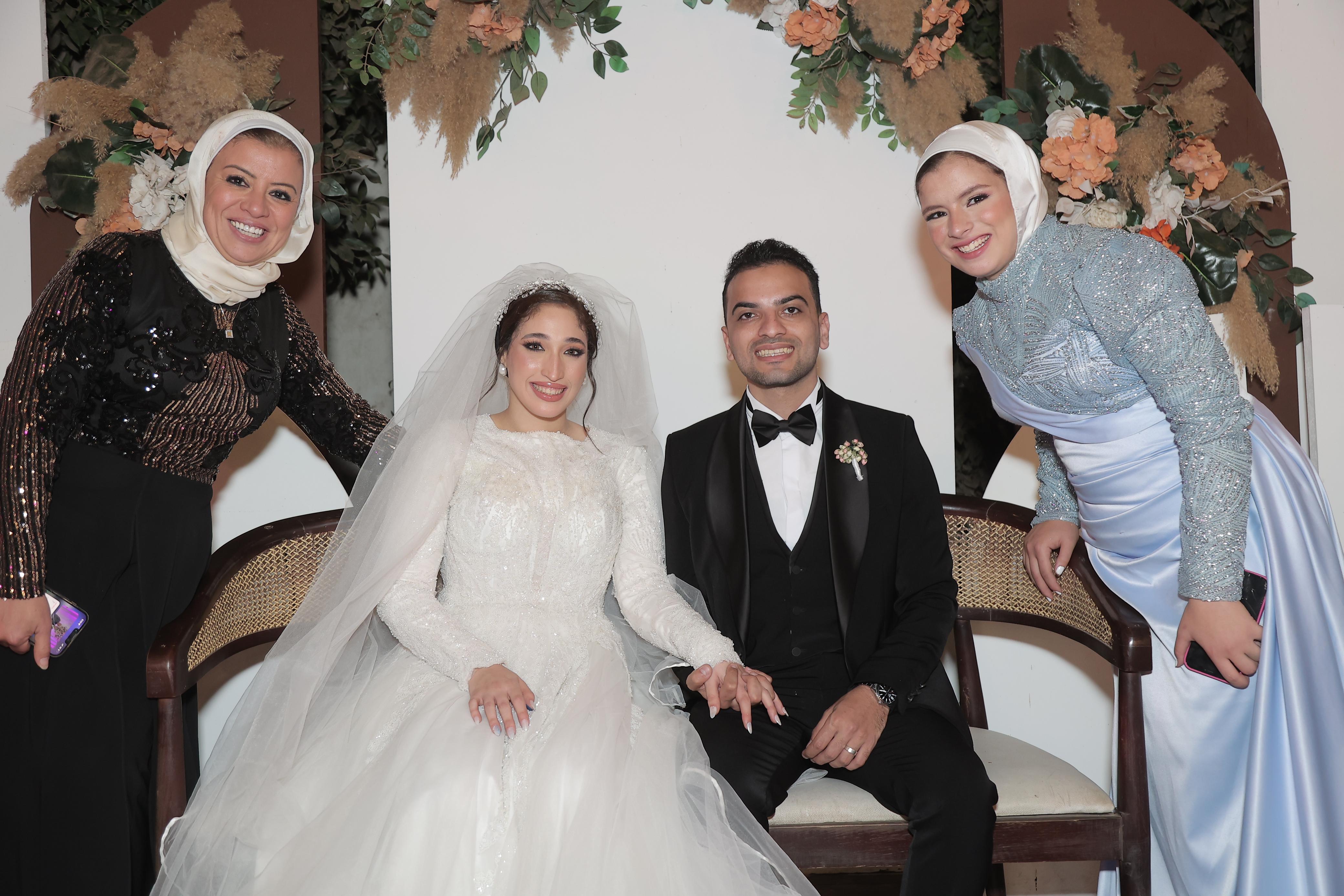خالة العروس د. رضوى وابنتها الجميلة سلمى خالة العروس د. رضوى وابنتها الجميلة سلمى