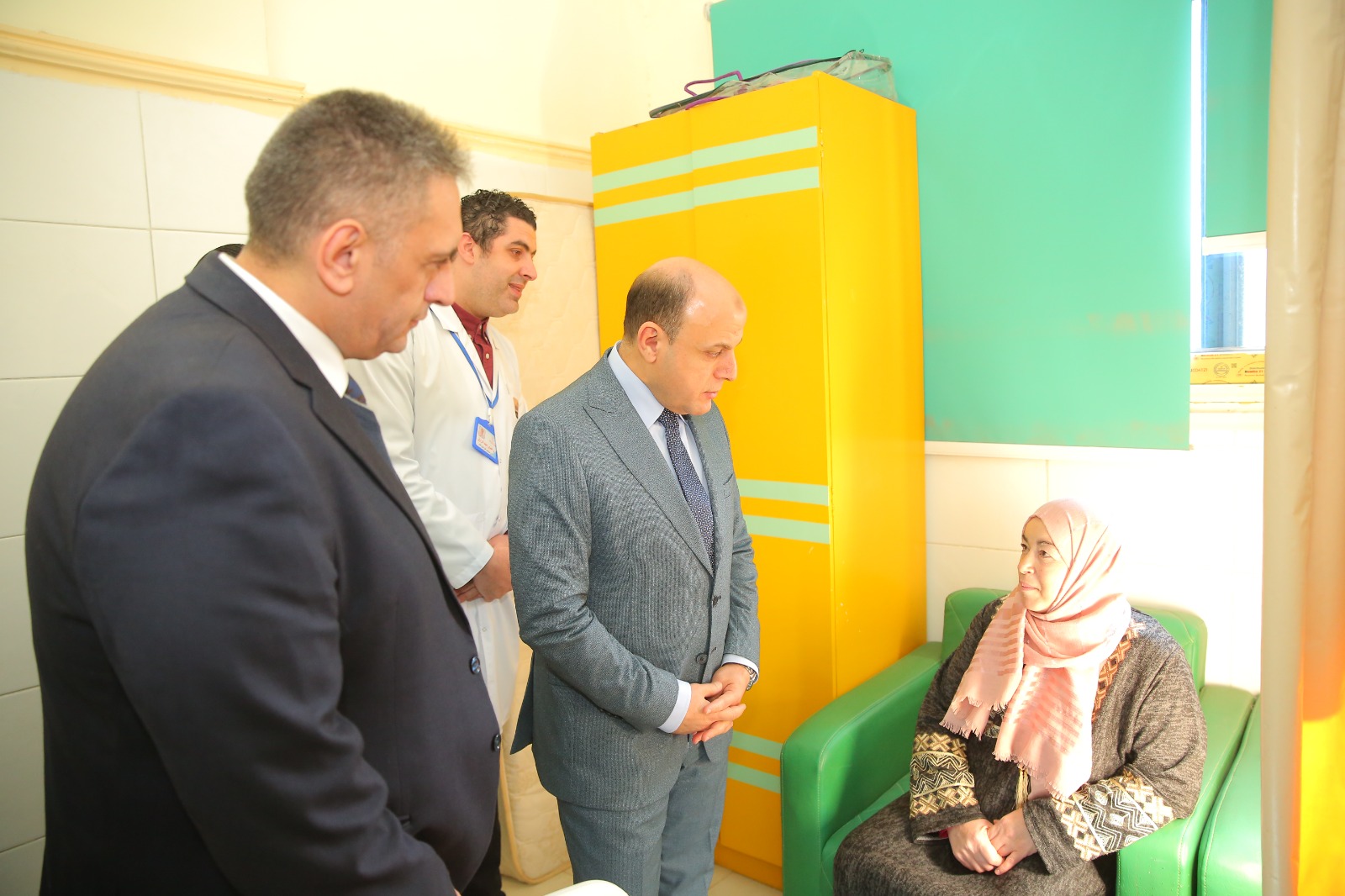 جانب من زيارة المحافظ جانب من زيارة المحافظ