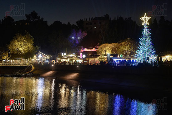 مهرجان عيد الميلاد على ضفاف البحيرة في زغرتا، شمال لبنان