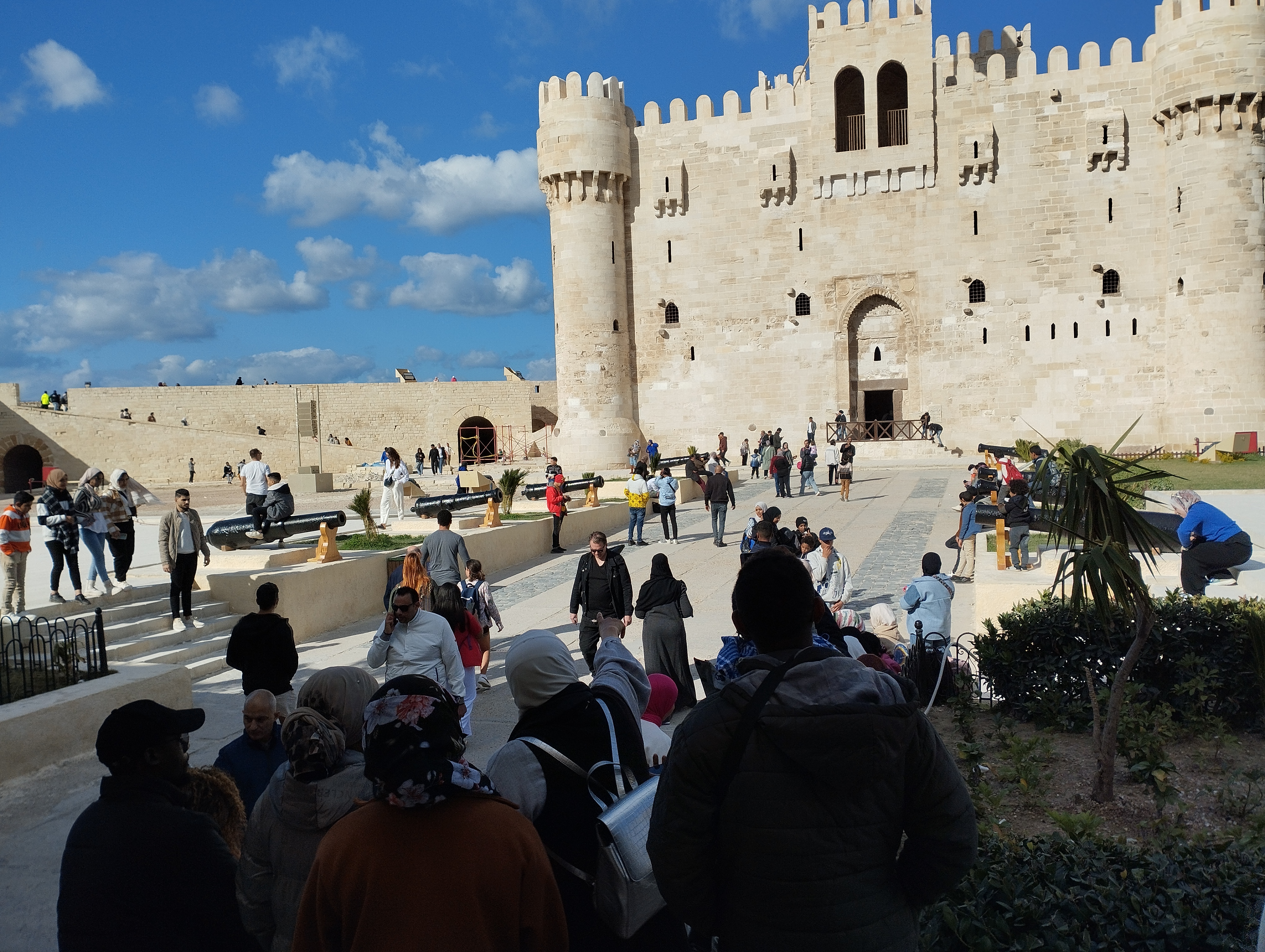 توافد علي قلعة قايتباي بالاسكندرية