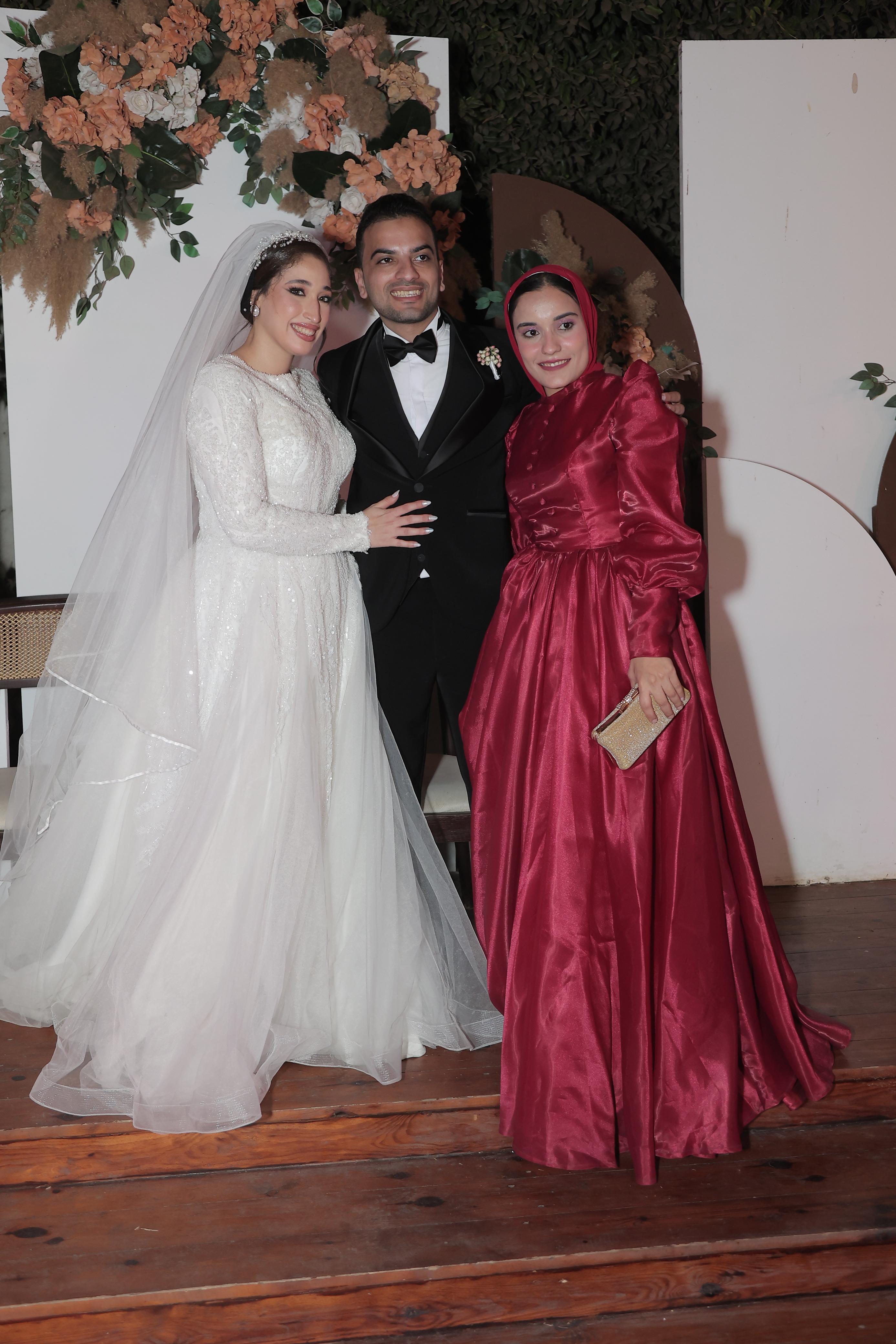 سعاد مع شقيقها وعروسه سعاد مع شقيقها وعروسه