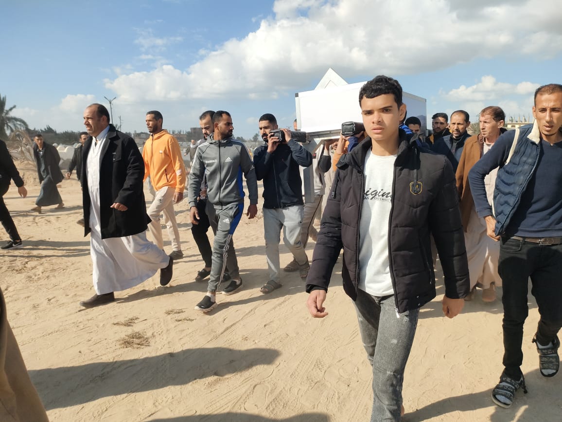 أهالي الإسماعيلية ينعون جثمان الطبيب الفقير أهالي الإسماعيلية ينعون جثمان الطبيب الفقير
